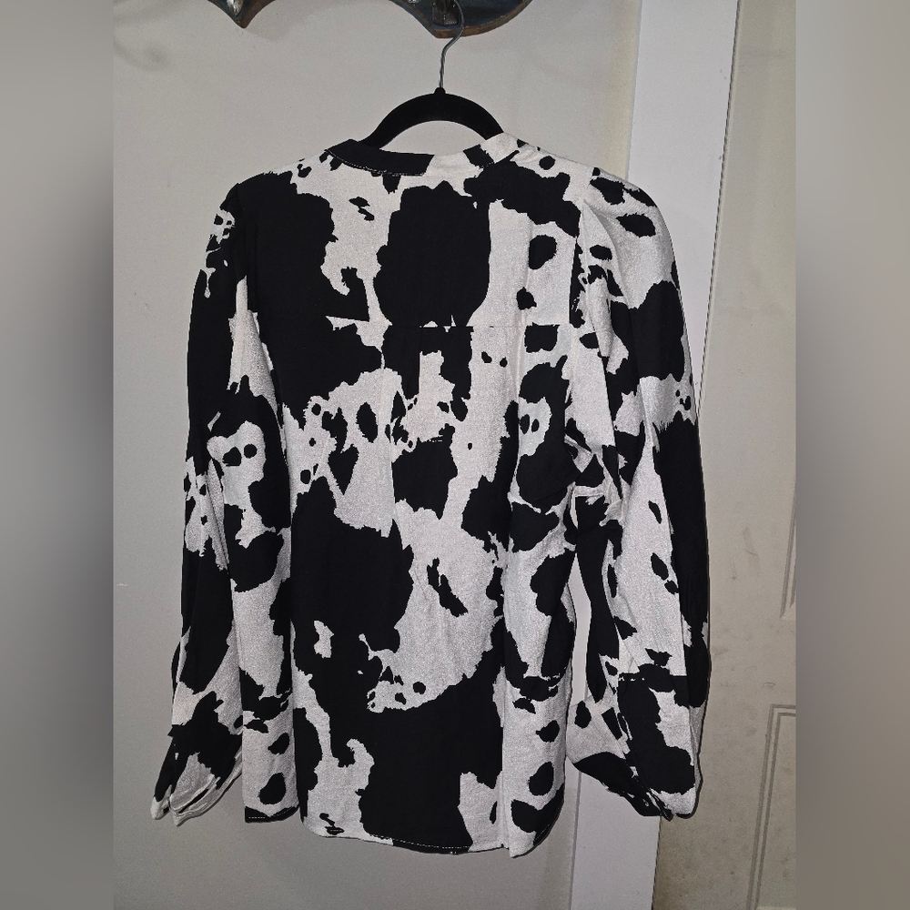 Black Vine & Love Cow Print V Neck Blouse NWT Small - Picture 3 of 6